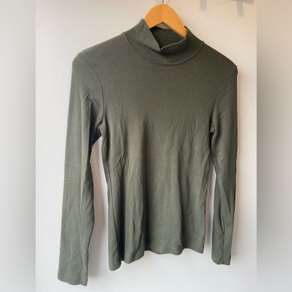 🦋 2/$20 Jones New York olive green turtleneck - Picture 2 of 6